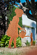 DECORIALE - Lisa avec arrosoir métal rouille sur socle 61xh103cm - vignette