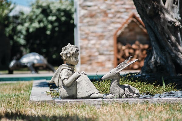 DECORIALE - Petit prince assis avec echarpe h.52cm - large