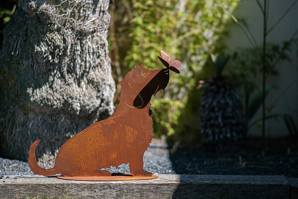 DECORIALE - Teckel avec papillon métal rouille sur socle 55xh45cm - large