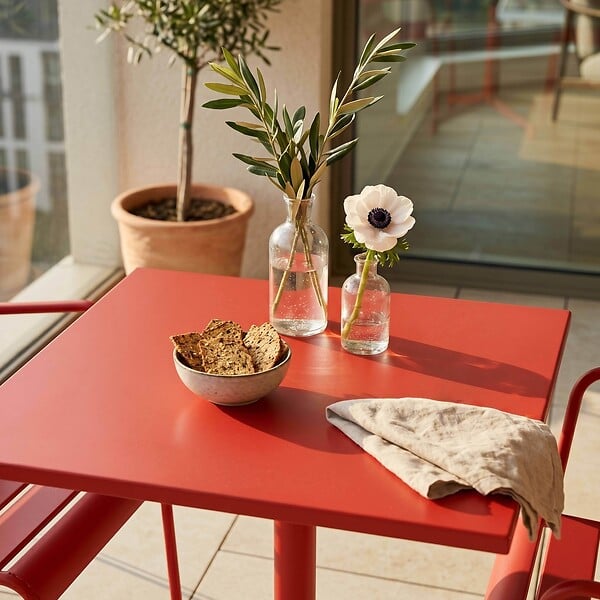OVIALA - Ensemble table 70 cm et 2 fauteuils de jardin en métal rouge - Palavas - large