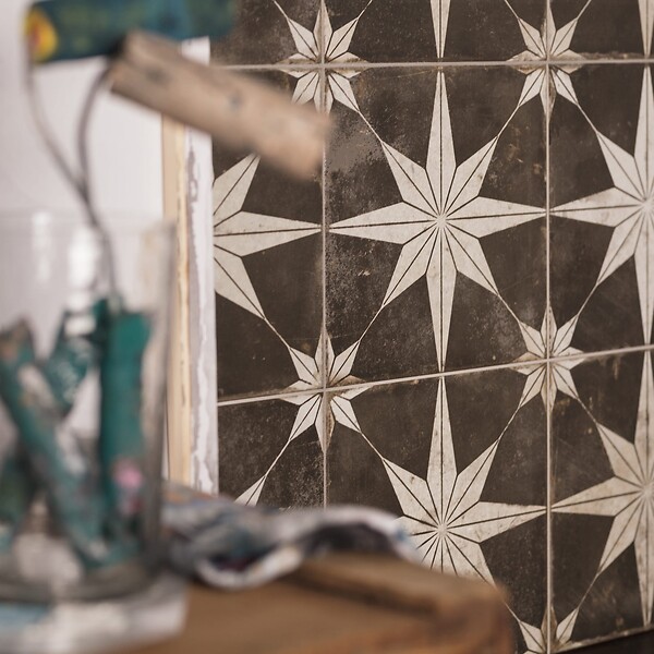 RO'MA NATURE - Carrelage Vintage effet Carreau ciment Etoile Blanche et Fond Noir 45x45x0,95 cm Sparta - Sol et mur intérieur (vendu par carton de 1 m²) - large