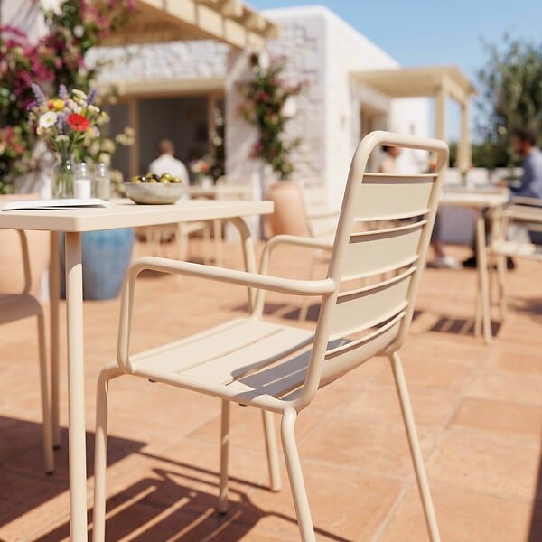 OVIALA - Ensemble table de jardin carrée et 2 fauteuils acier ivoire - Palavas - large