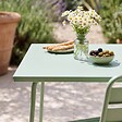 OVIALA - Ensemble table de jardin carrée et 2 chaises acier vert sauge - Palavas - vignette
