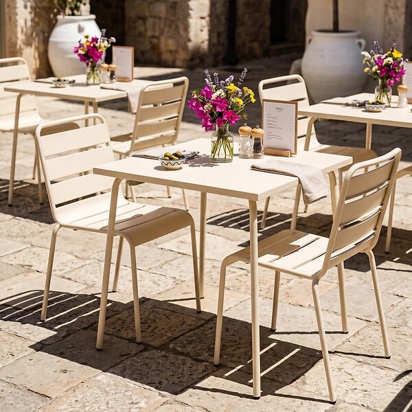 OVIALA - Ensemble table de jardin carrée et 2 chaises acier ivoire - Palavas - large