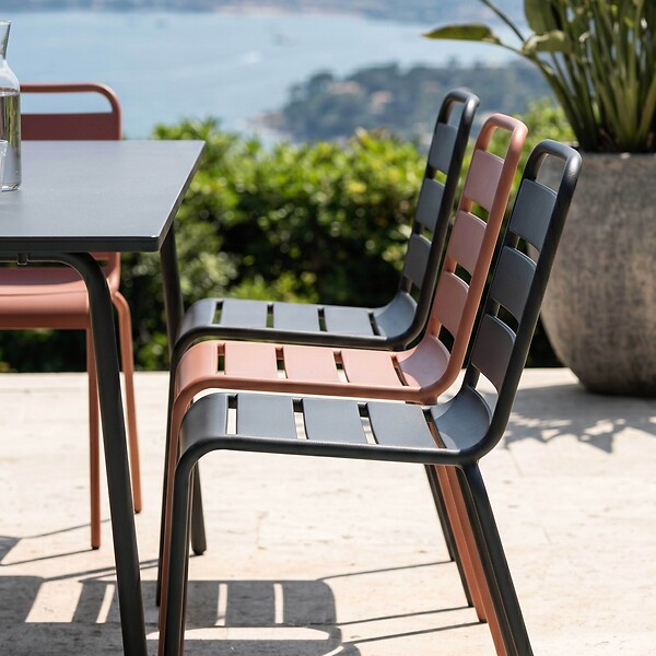OVIALA - Ensemble table de jardin et 8 chaises en métal gris et argile - Palavas - large