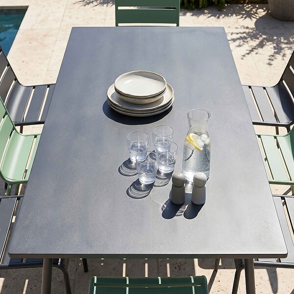 OVIALA - Ensemble table de jardin et 8 chaises en métal gris et vert sauge - Palavas - large