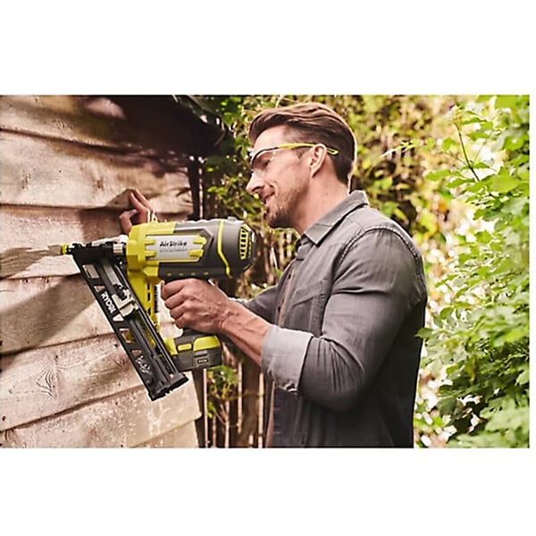 RYOBI - Cloueur de finition à air comprimé RYOBI R15GN18-0 15G 18V livré avec 100 pointes (vendu sans batterie) - large