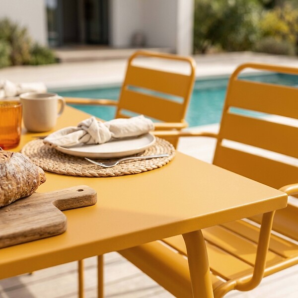 OVIALA - Ensemble table de jardin et 8 fauteuils en métal jaune - Palavas - large