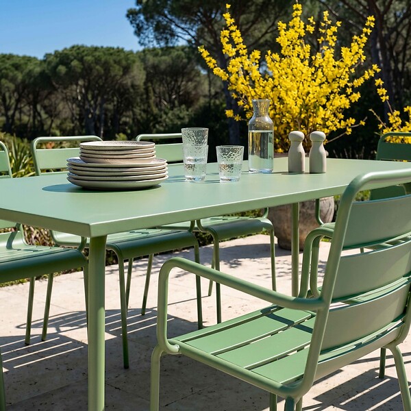 OVIALA - Ensemble table de jardin et 8 fauteuils en métal vert cactus - Palavas - large