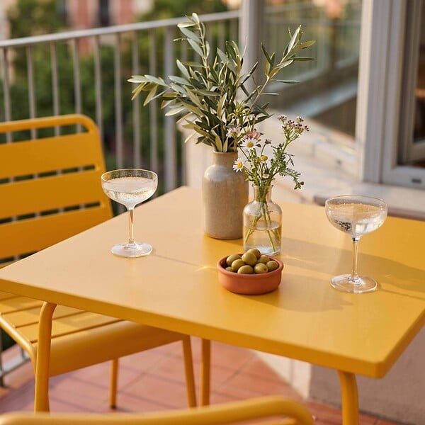 OVIALA - Table de jardin carrée en métal 4 places 70 cm  jaune - Palavas - large