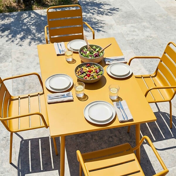 OVIALA - Ensemble table de jardin et 4 fauteuils en métal jaune - Palavas - large