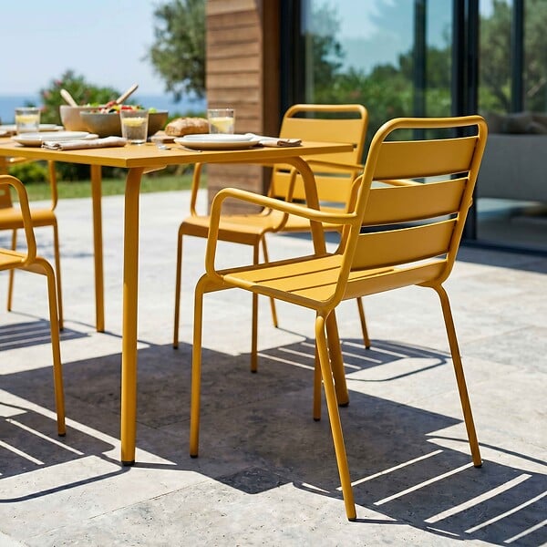 OVIALA - Ensemble table de jardin et 4 fauteuils en métal jaune - Palavas - large