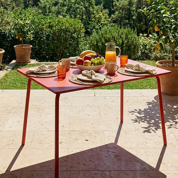 OVIALA - Table de jardin en acier 6 places 120 cm rouge  - Palavas - large