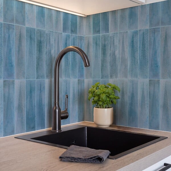 RO'MA NATURE - Carrelage effet Zellige 3D Bleu 24,6x6x0,85 cm Montel - Mur intérieur (vendu par carton de 0,5 m²) - large