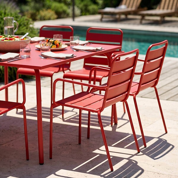 OVIALA - Ensemble table de jardin carrée et 8 fauteuils en métal rouge - Palavas - large