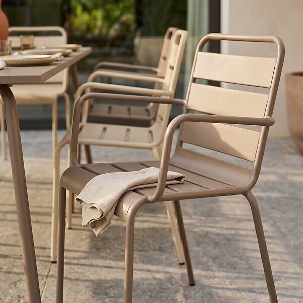 OVIALA - Ensemble table de jardin et 8 fauteuils en métal taupe et ivoire  - Palavas - large