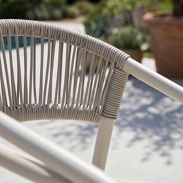 OVIALA - Chaise de jardin aluminium et rotin synthétique avec accoudoirs beige - Nocera - large