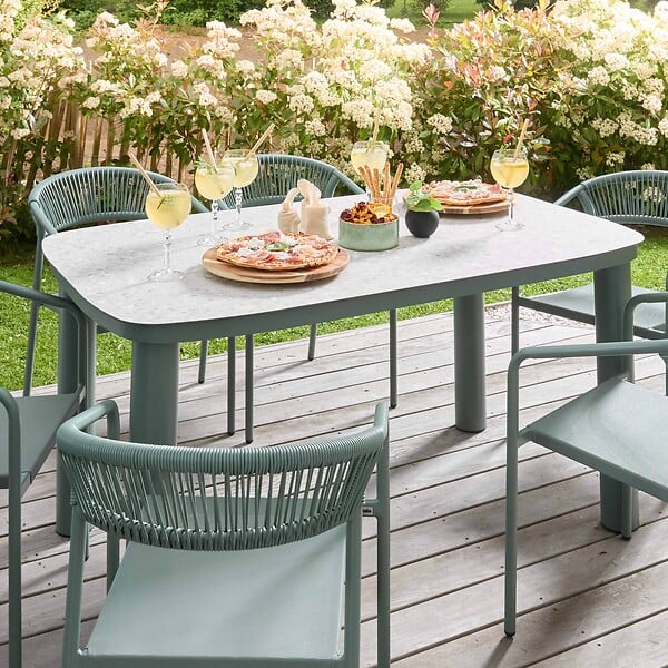 OVIALA - Chaise de jardin aluminium et rotin synthétique avec accoudoirs vert - Nocera - large