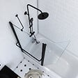 AURLANE - PARE BAIGNOIRE AVEC VOLET PIVOTANT 130x105cm PROFILE ALUMINIUM NOIR MAT ET VERRE TRANSPARENT - vignette
