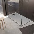 AURLANE - Receveur de douche Gris Effet Pierre 90x140 cm et Grille décor Linéaire Noire Mate - vignette