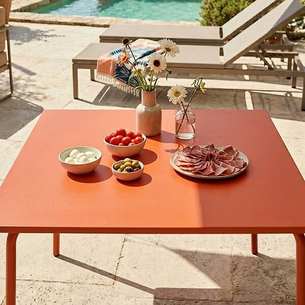OVIALA - Table de jardin carrée en métal 8 places 120 cm orange - Palavas - large