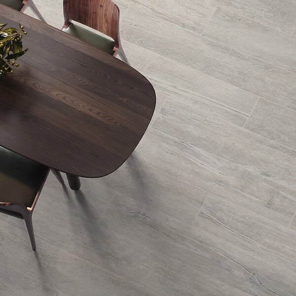 RO'MA NATURE - Carrelage effet Parquet Bois Gris Brume 121x19,5x0,9 cm In&Out Lunerol - Sol et mur intérieur et Sol extérieur (vendu par carton de 0,94 m²) - large