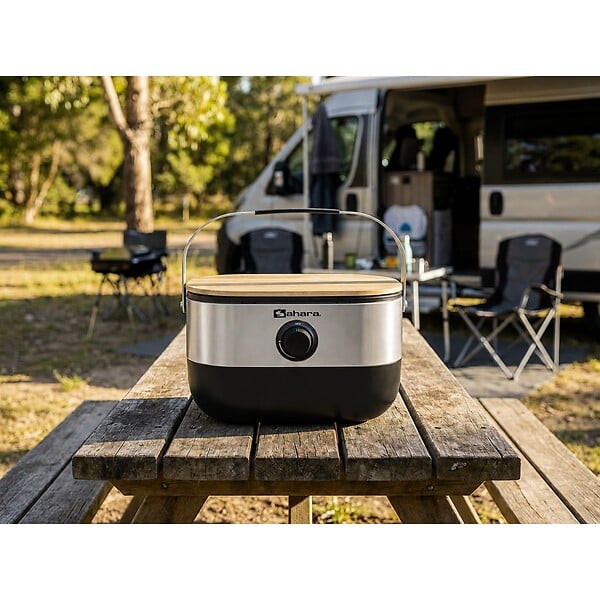 SAHARA - Barbecue à Gaz Portable Compact 2,7kW Grille Fonte Mini Barbecue de Table Inox Kit Planche à Découper Bois 2/4 Personnes Sahara - large