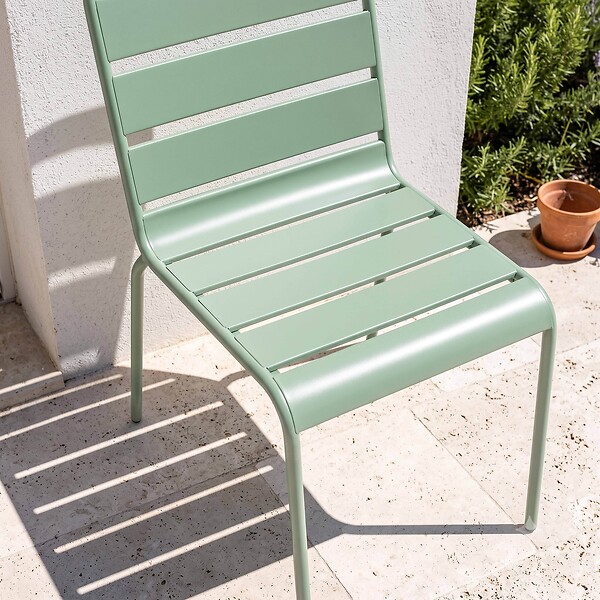 OVIALA - Chaise de jardin en métal vert sauge - Palavas - large