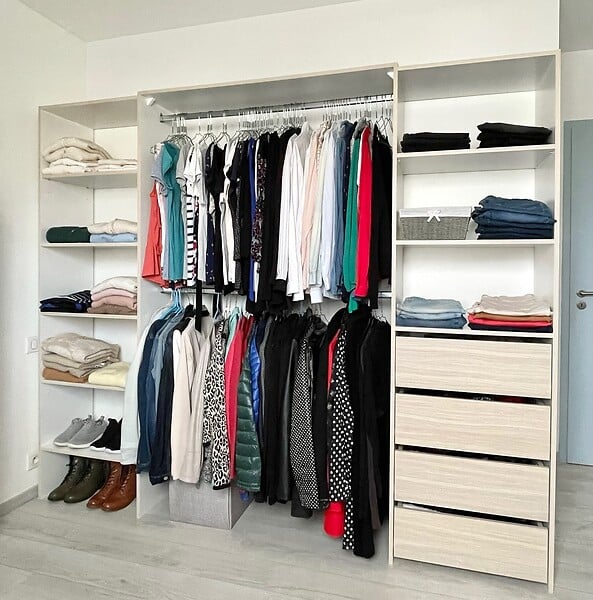 MODE DE VIE - Kit de dressing extensible Tristan - Chêne clair et Blanc - H.200xL180 à 240xP.39cm - large