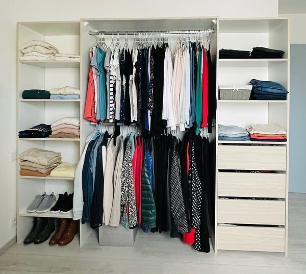 MODE DE VIE - Kit de dressing extensible Tristan - Chêne clair et Blanc - H.200xL180 à 240xP.39cm - large