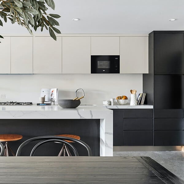 BEKO - Beko Four micro-ondes et gril encastrable 20L, 800W. Sécurité enfant, 8 programmes de cuisson automatiques, noir (BMGB20212B) - large