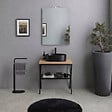 KIAMAMI VALENTINA - Chevalet Métallique Noir Avec Étagère En Verre, Plateau Chêne, Miroir 60X80 Et Lampe | Manchester - vignette