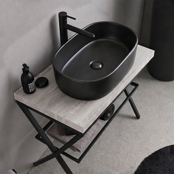 KIAMAMI VALENTINA - Console De Salle De Bain Noire Avec Étagère En Verre 60Cm, Plateau Effet Béton, Miroir 60X80 Et Lampe | Manchester - large