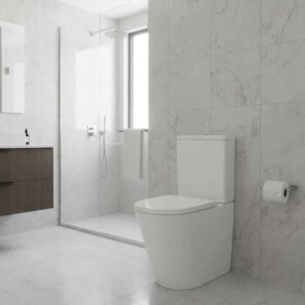 SWISS AQUA TECHNOLOGIES - Brevis ensemble WC à poser PMR sans bride  & mécanisme de chasse GEBERIT + abattant SoftClose, blanc brillant (SATBRE32G) - large