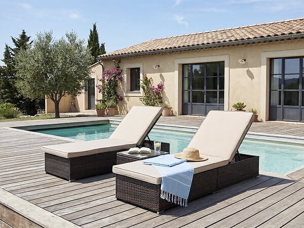 HABITAT ET JARDIN - Lot de 2 bains de soleil en résine tressée avec coussins et table basse "Alice" - Ecru - large