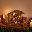 FEERIC LIGHTS & CHRISTMAS - Crèche de Noël à LED avec 7 santons 20x13cm résine et bois - vignette