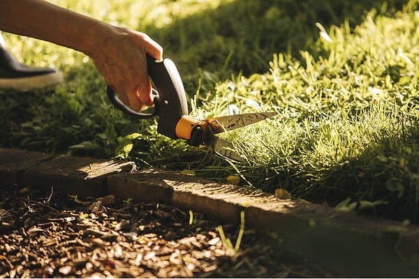 FISKARS - Cisaille à gazon Servosystem GS42 lame orientable 360 - large