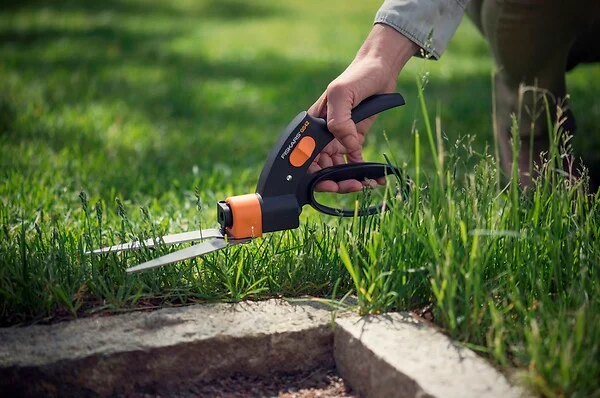 FISKARS - Cisaille à gazon Servosystem GS42 lame orientable 360 - large