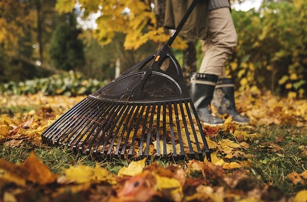 FISKARS - Balai à feuilles XL Solid 27 dents - large