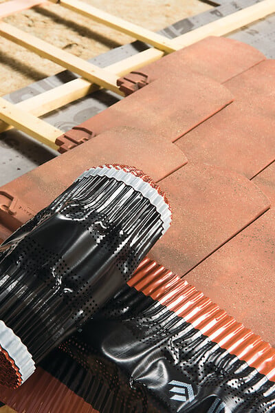 SOPREMA - Closoir de faîtage ventilé PVC 5mx31cm Anthracite - large