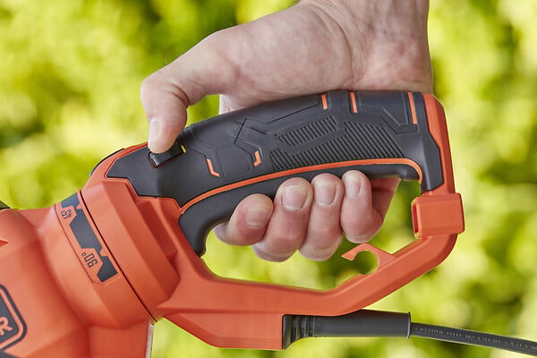 BLACK+DECKER - Taille-haies électrique - Lame acier 60cm - 650W - large